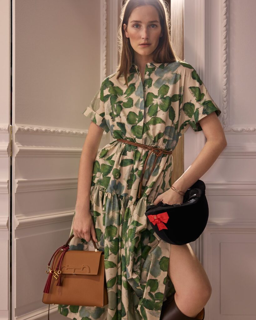 Nothing quite like elegance handcrafted in leather to surprise mom. With a perfectly balanced construction and equestrian heart, #CHDomaInsignia makes a unique gift.#CHInsignia #CHCarolinaHerrera